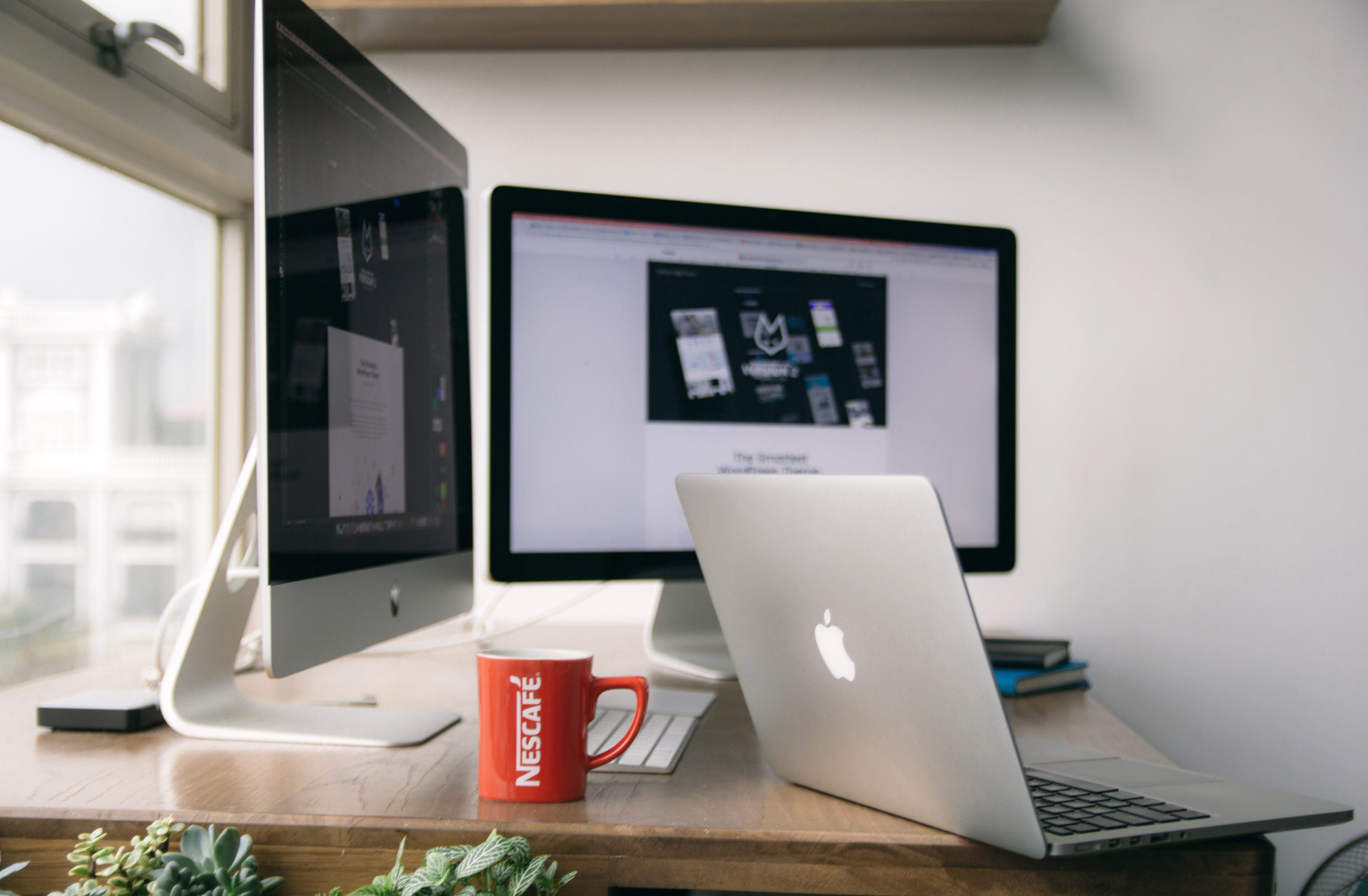 macbook-with-mac-computers-on-office-desk